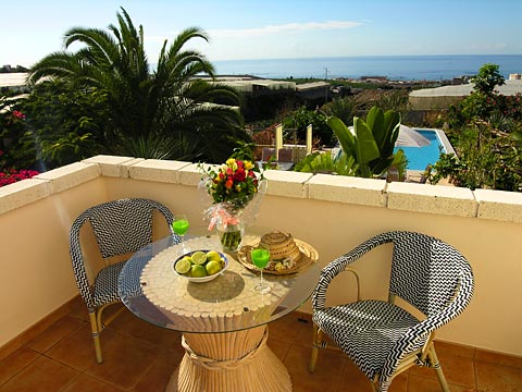 Von der Terrasse aus haben Sie einen herrlichen Ausblick auf die Gartenanlage, den Pool und den Atlantik.