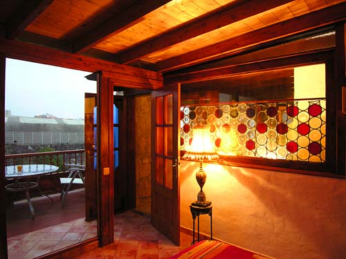 Die aus dem Speise- und Tanzsaal des spanischen Hochadels des 18. Jahrhunderts stammende kostbare bleiverglaste Butzenscheibe belebt das Schlafzimmer in besonderer Weise. 
